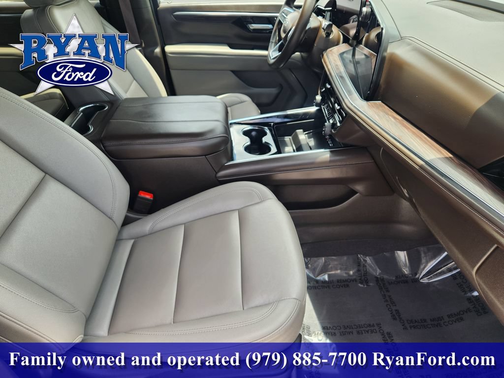Used 2025 Chevrolet Suburban Z71 w/ Comfort Package AWD/4WD image 10