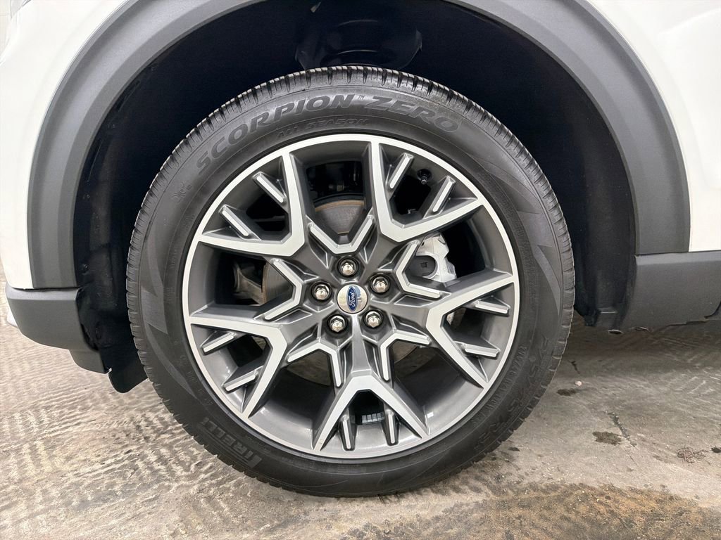 Certified 2025 Ford Explorer Platinum w/ Ultimate Package AWD/4WD image 14