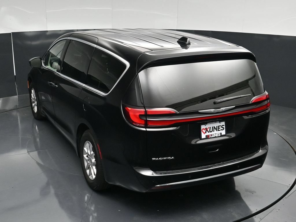 Used 2024 Chrysler Pacifica Touring-L FWD image 47