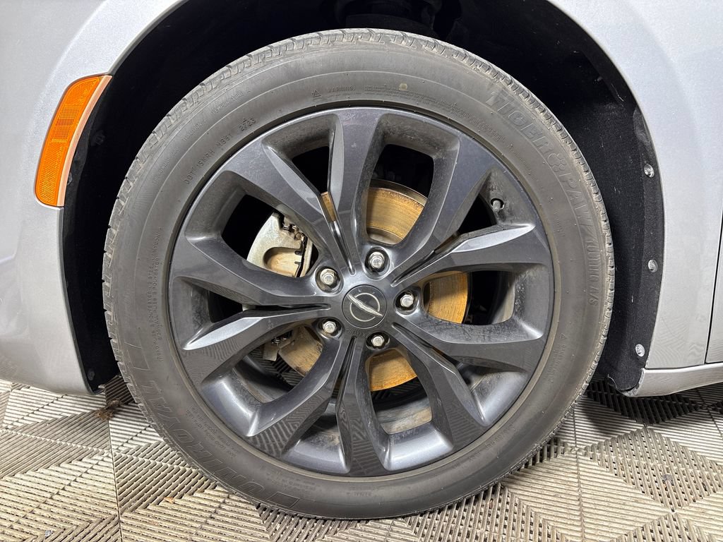 Used 2018 Chrysler Pacifica Touring Plus w/ S Appearance Package FWD image 12