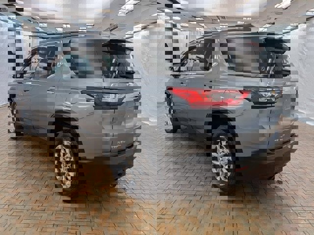 Used 2020 Chevrolet Traverse LT image 3