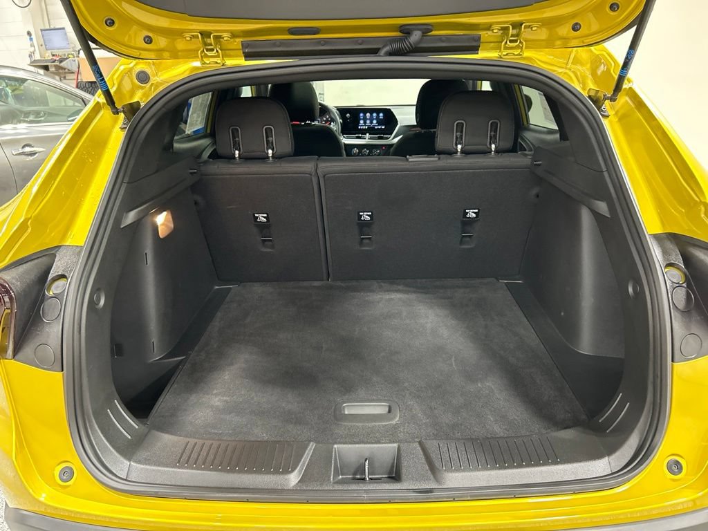 Used 2024 Chevrolet Trax RS w/ Sunroof Package FWD image 27