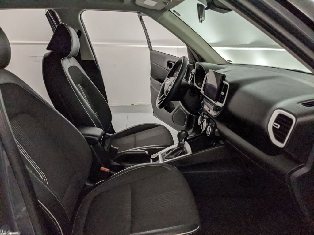 Used 2024 Hyundai Venue Limited image 20