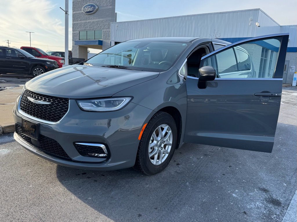 Used 2023 Chrysler Pacifica Touring-L image 31