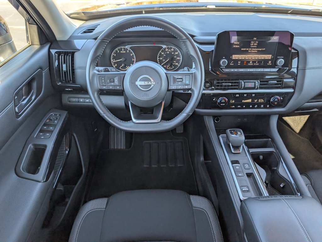 Used 2025 Nissan Pathfinder SV w/ SV Premium Package FWD image 11