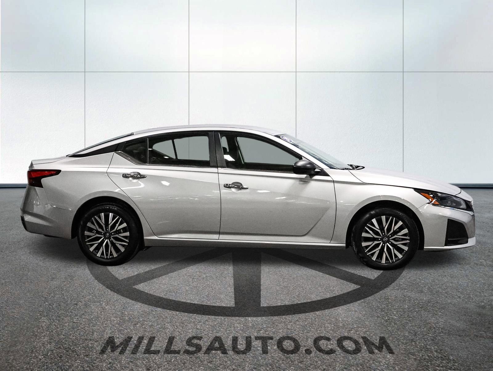 Used 2024 Nissan Altima 2.5 SV image 3