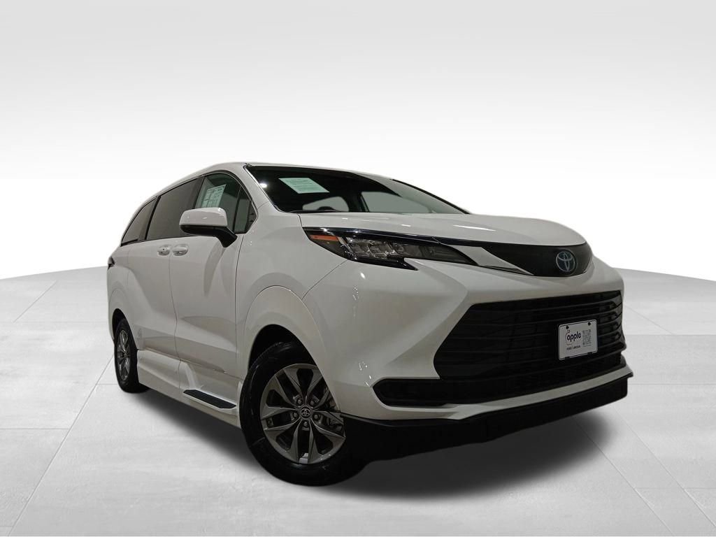 Used 2023 Toyota Sienna LE image 9