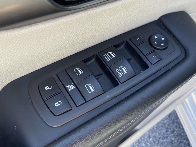Used 2024 Chrysler Pacifica Touring-L FWD image 17
