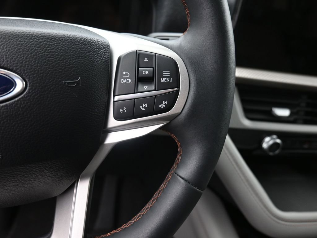 Certified 2025 Ford Explorer Active w/ Active Comfort Package RWD image 3