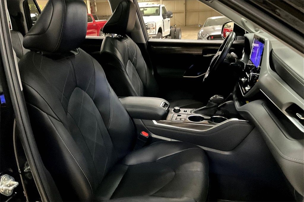 Used 2023 Toyota Highlander Platinum image 9