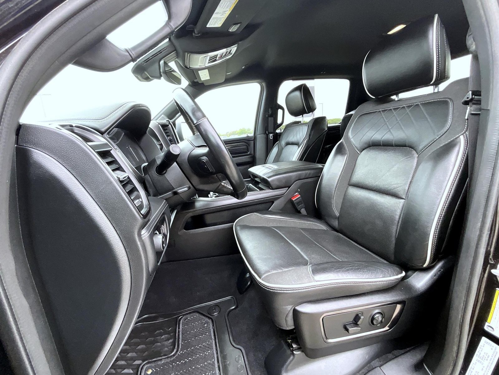 Used 2025 RAM 1500 Limited AWD/4WD image 10
