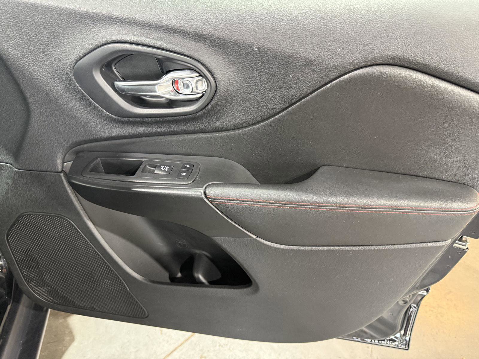 Used 2019 Jeep Cherokee Trailhawk AWD/4WD image 25