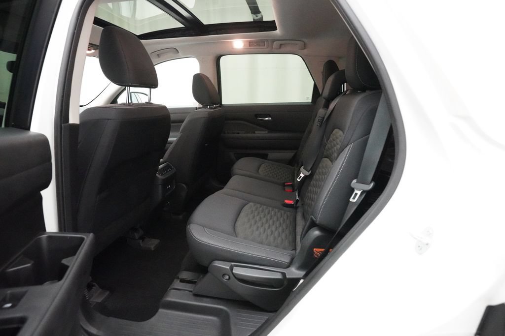 Used 2022 Nissan Pathfinder SV AWD/4WD image 16