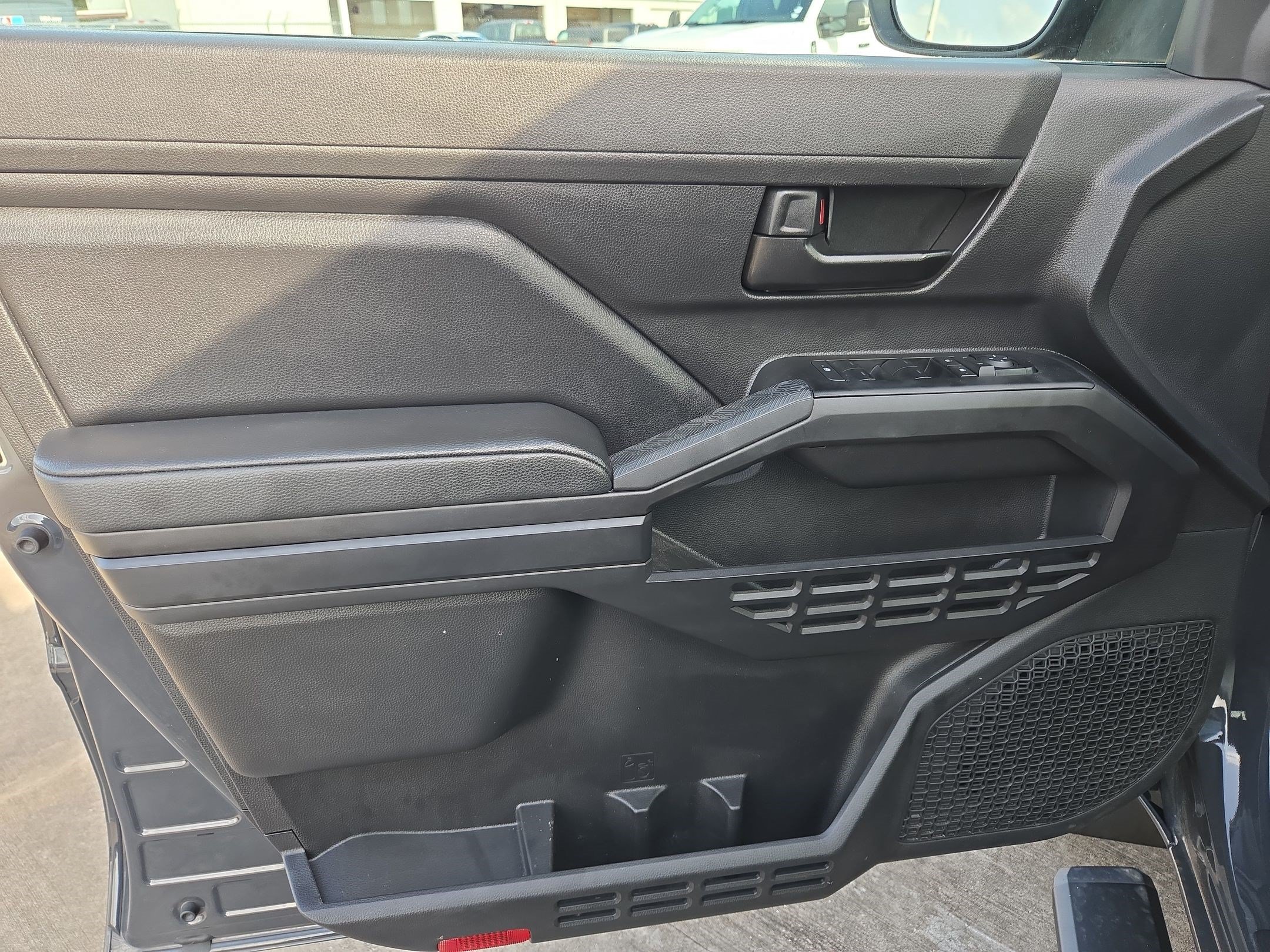 Used 2025 Toyota Tacoma SR AWD/4WD image 14
