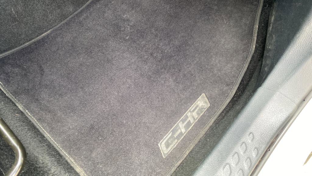 Used 2020 Toyota C-HR XLE FWD image 27