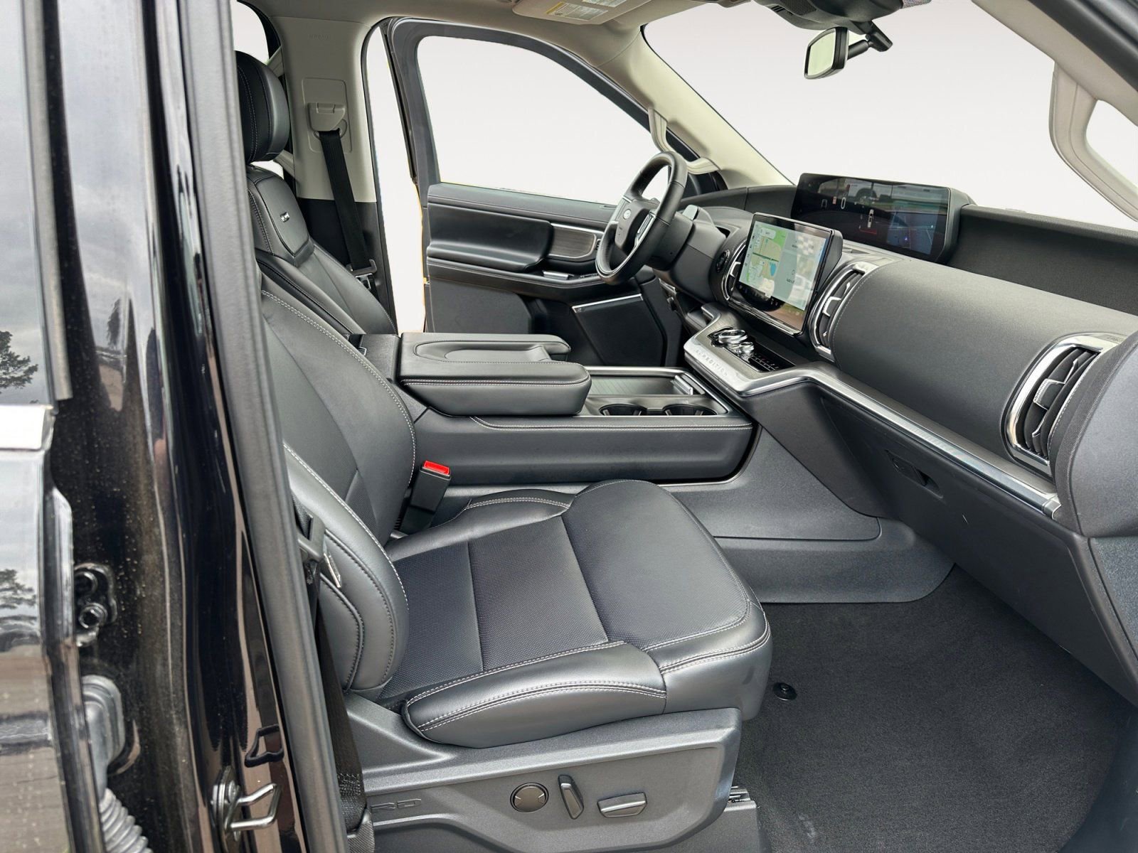 Certified 2025 Ford Expedition Platinum AWD/4WD image 15