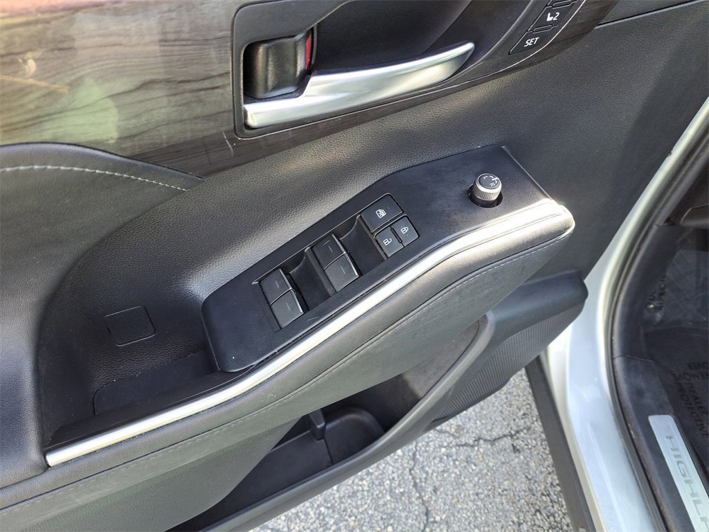 Used 2021 Toyota Highlander Limited image 15