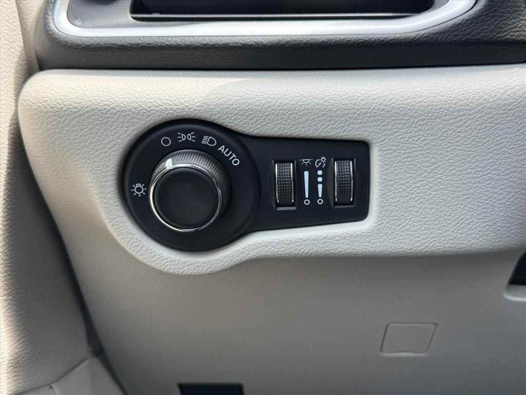 Used 2023 Chrysler Voyager LX FWD image 24