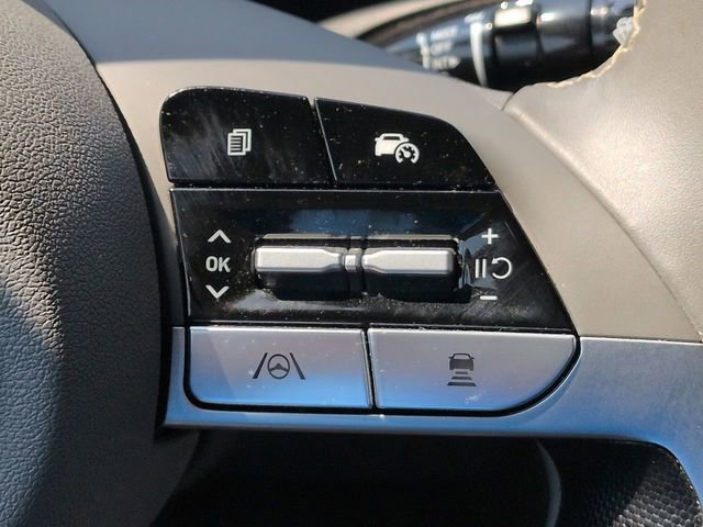 Used 2025 Hyundai Elantra SEL image 32