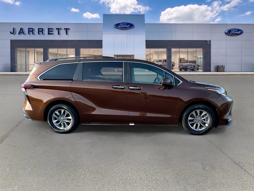 Used 2022 Toyota Sienna XLE w/ XLE Plus Package FWD image 8