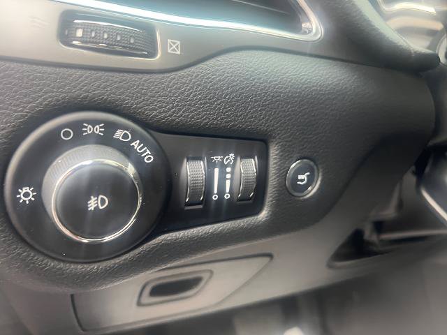 Used 2019 Jeep Cherokee Limited w/ Luxury Group AWD/4WD image 12