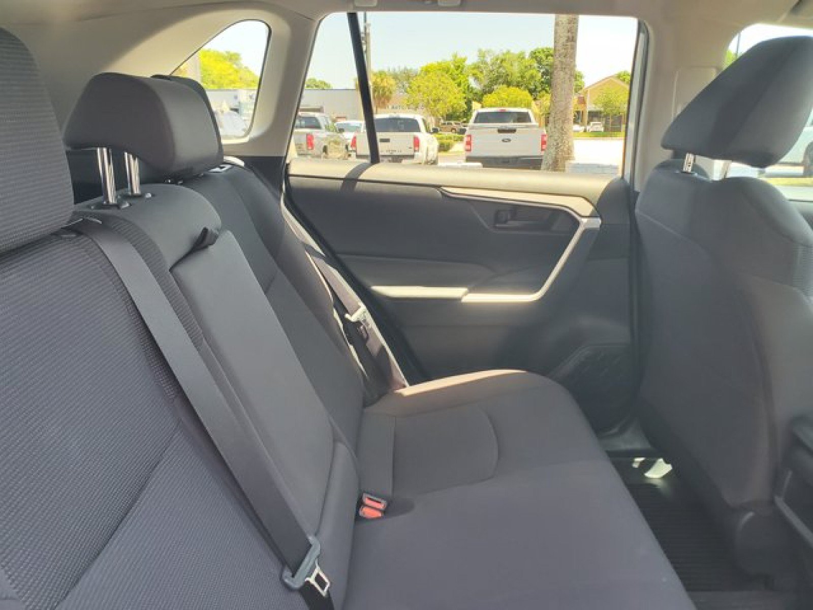 Used 2020 Toyota RAV4 LE FWD image 29
