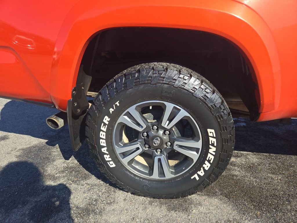 Used 2017 Toyota Tacoma TRD Sport w/ Tow Package (A/T) AWD/4WD image 2