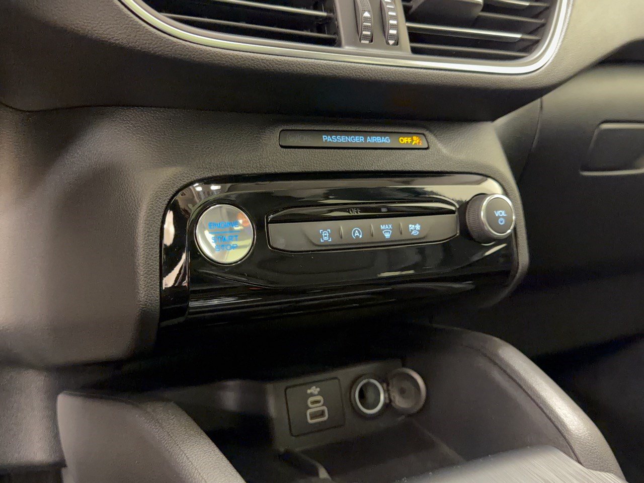 Certified 2025 Ford Escape Platinum AWD/4WD image 22