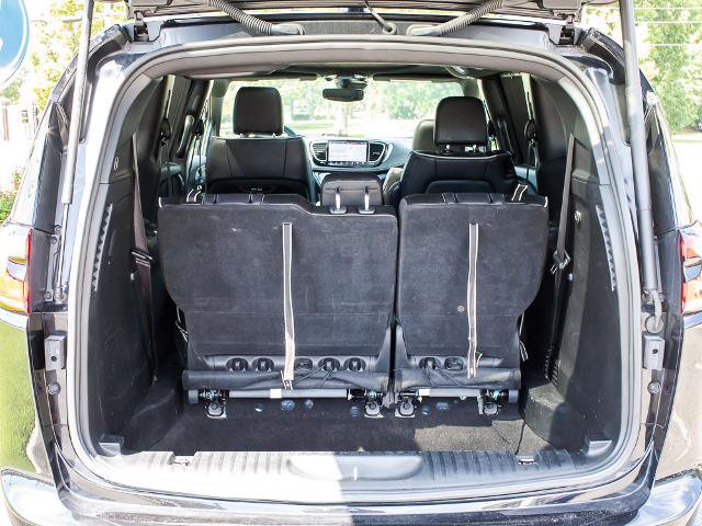 Used 2025 Chrysler Pacifica Limited FWD image 23