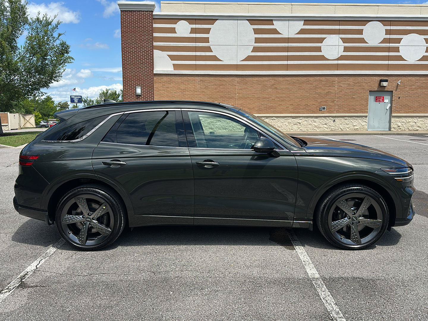 Used 2025 Genesis GV70 3.5T Sport w/ Sport Advanced Package AWD/4WD image 6