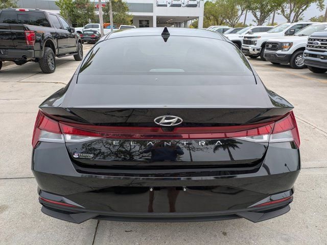 Used 2023 Hyundai Elantra SEL w/ Convenience Package image 3