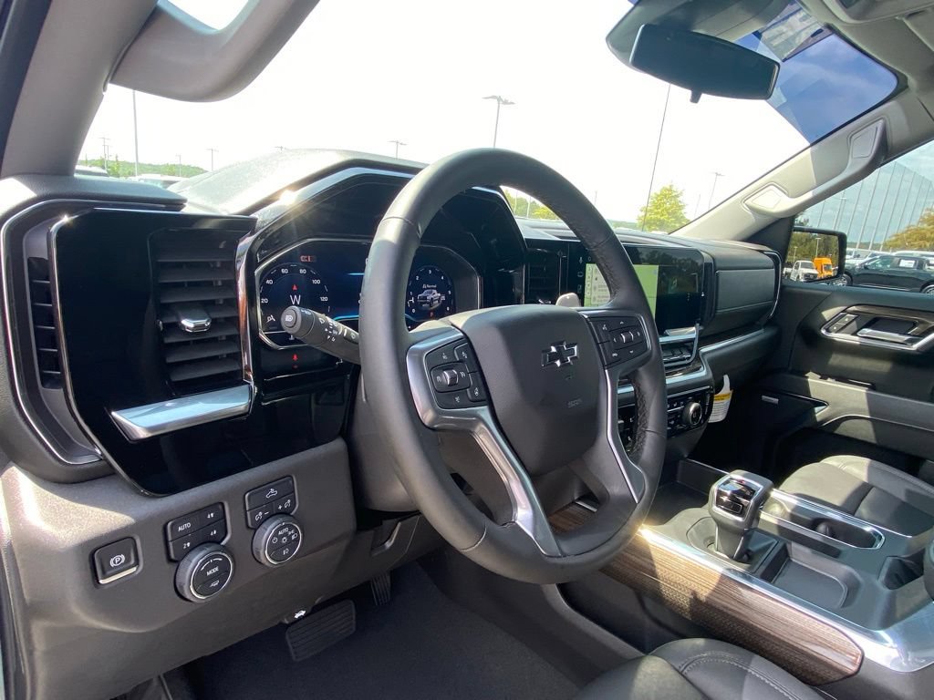 Used 2025 Chevrolet Silverado 1500 LT Trail Boss w/ Convenience Package II AWD/4WD image 9