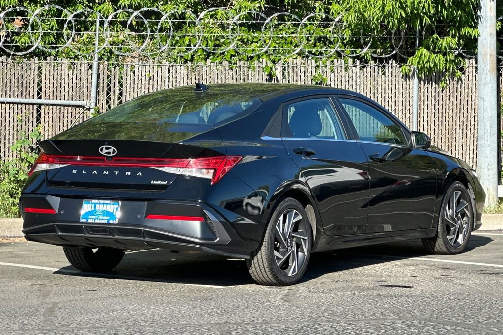 Used 2024 Hyundai Elantra Limited image 3