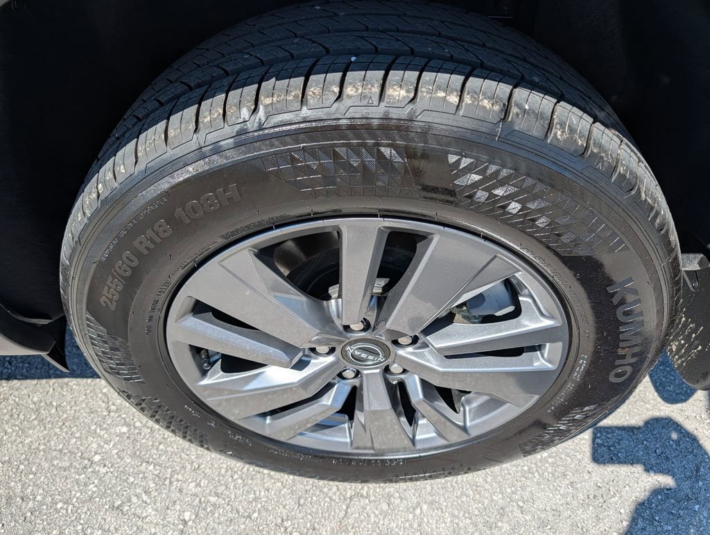Used 2025 Nissan Pathfinder SV FWD image 33