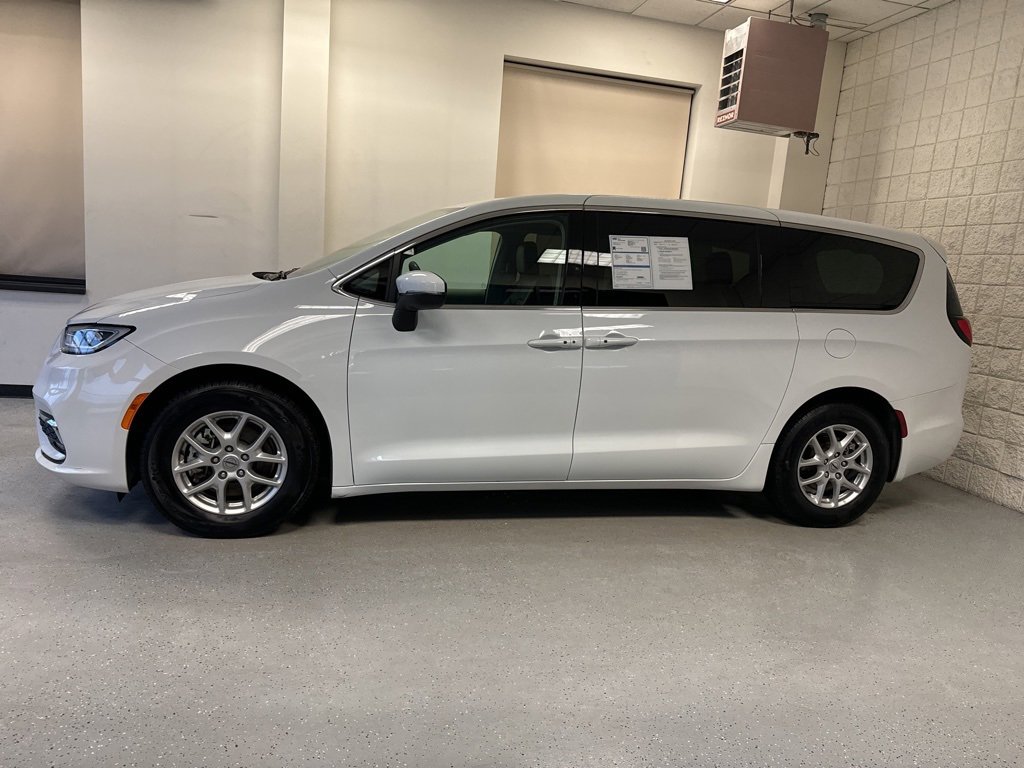 Used 2023 Chrysler Pacifica Touring-L image 43