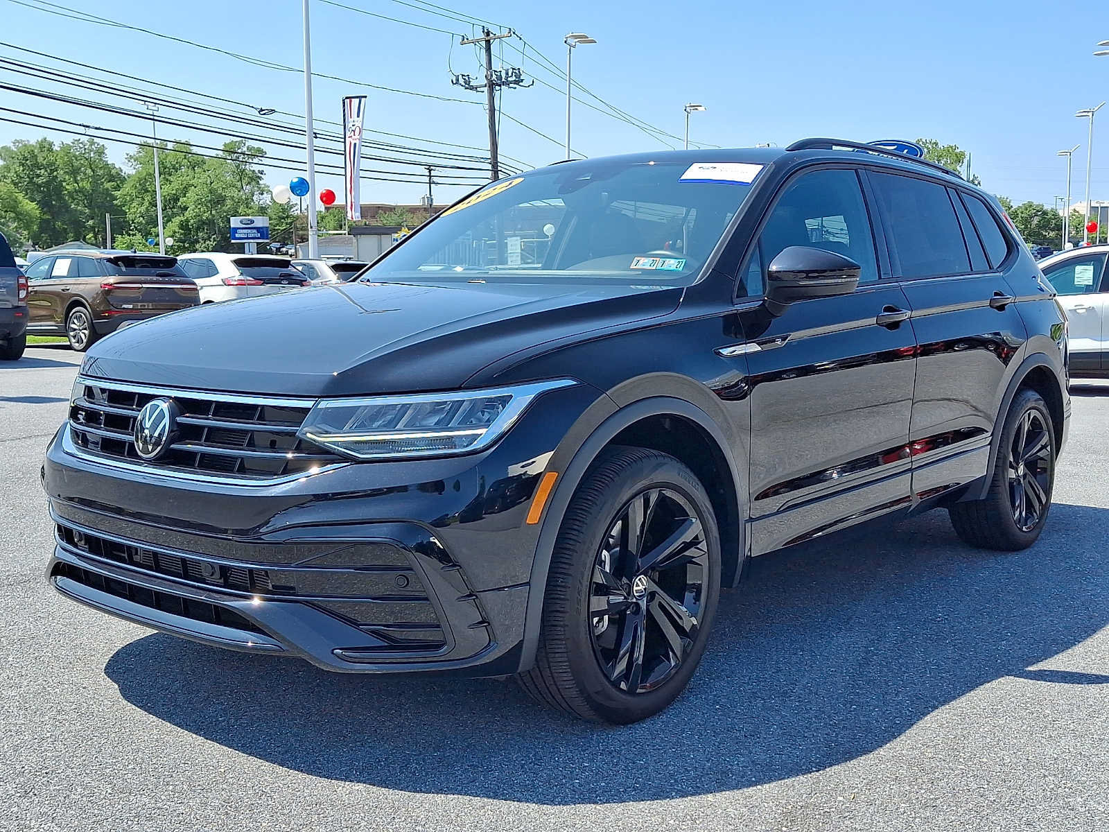 Used 2024 Volkswagen Tiguan SE R-Line AWD/4WD image 3