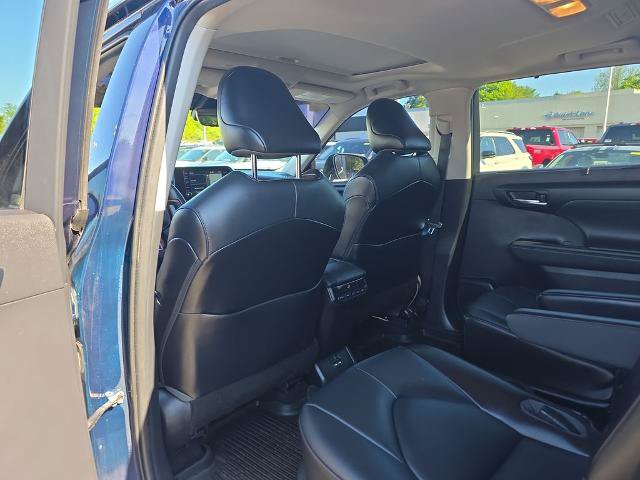 Used 2021 Toyota Highlander XLE AWD/4WD image 18