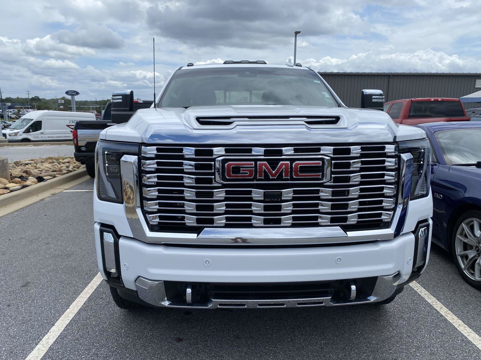 Used 2025 GMC Sierra 2500 Denali w/ Denali Reserve Package AWD/4WD image 2