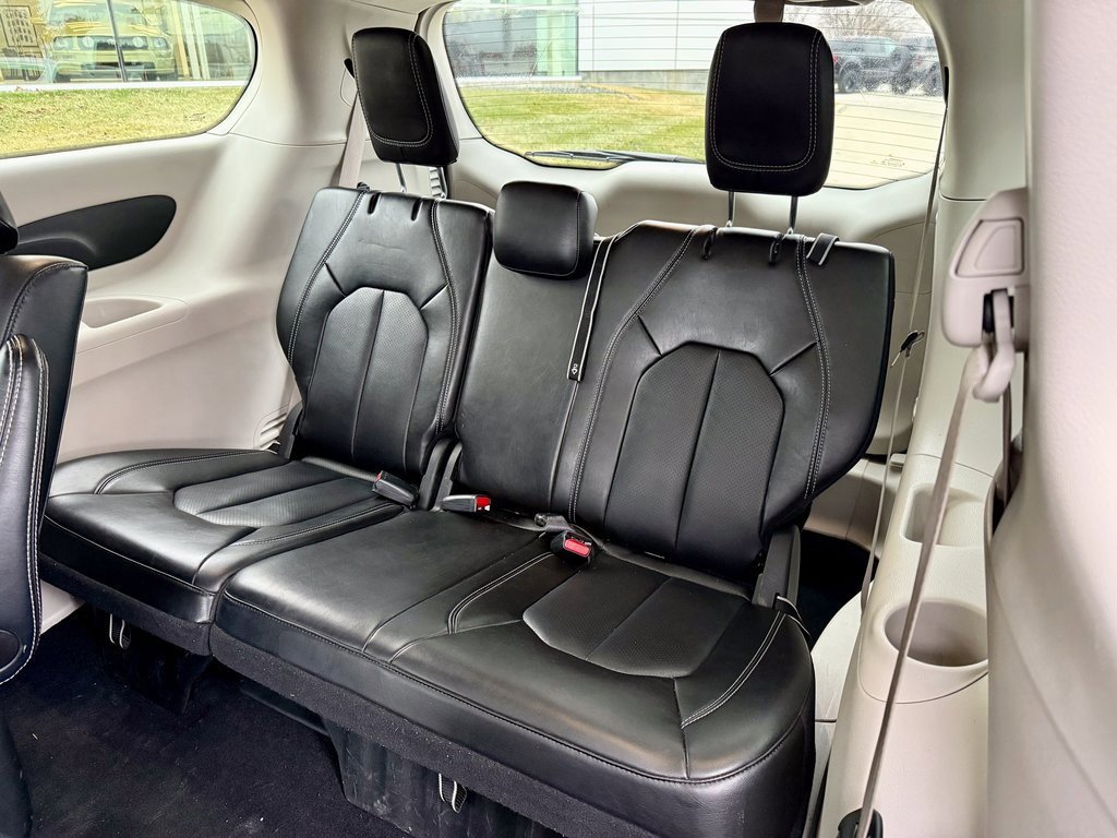 Used 2024 Chrysler Pacifica Select image 11