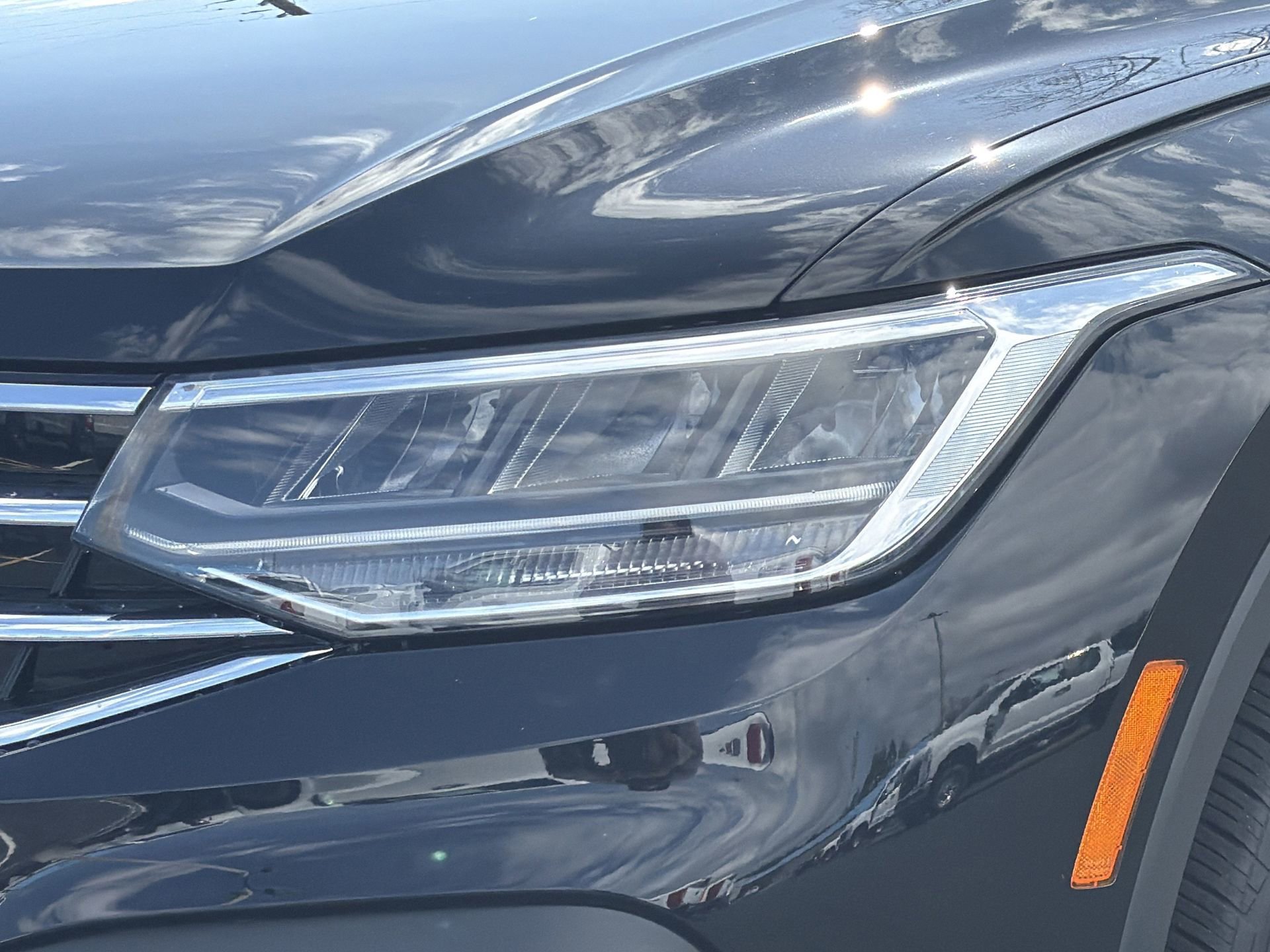 Used 2024 Volkswagen Tiguan SE w/ Panoramic Sunroof Package image 34