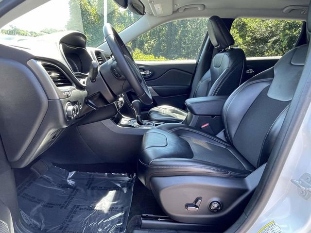 Used 2019 Jeep Cherokee Latitude Plus w/ Comfort/Convenience Group FWD image 10