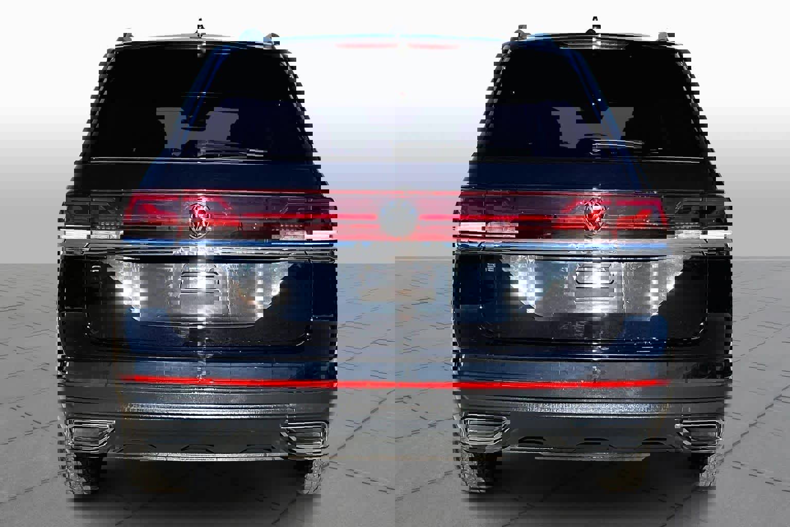 Used 2025 Volkswagen Atlas SE image 3