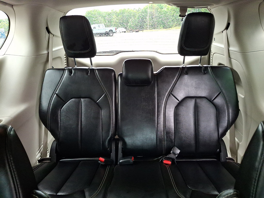 Used 2024 Chrysler Pacifica Touring-L FWD image 14