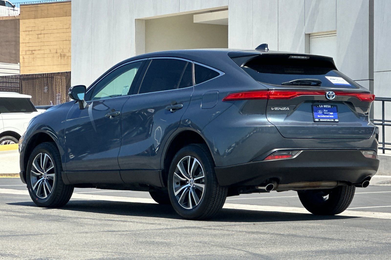 Used 2023 Toyota Venza LE AWD/4WD image 5