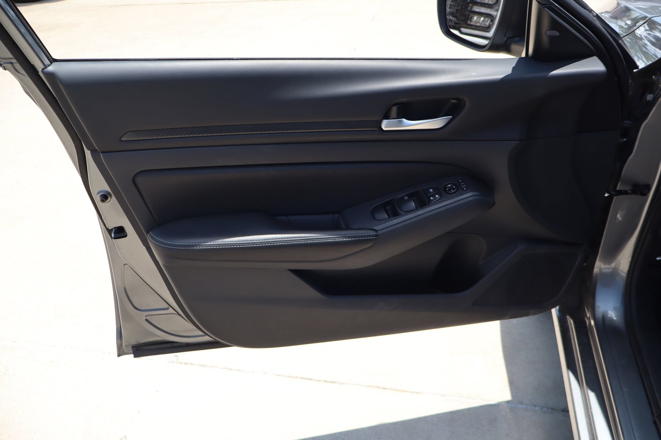 Used 2025 Nissan Altima 2.5 SV FWD image 12