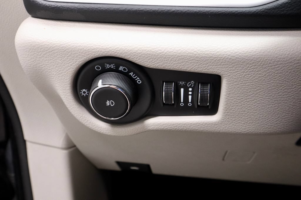 Used 2024 Chrysler Pacifica Touring-L FWD image 28