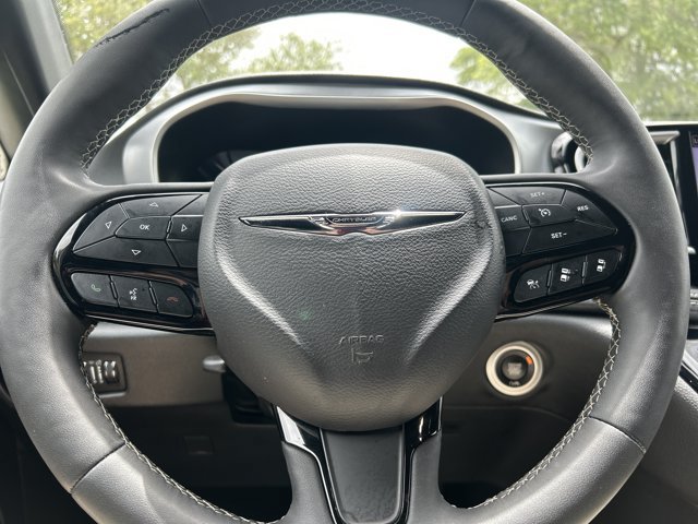 Used 2024 Chrysler Pacifica Limited FWD image 35