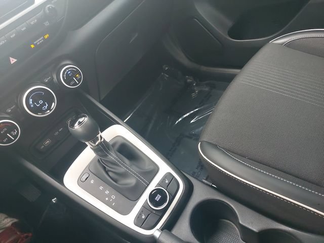 Used 2022 Hyundai Venue Limited FWD image 25