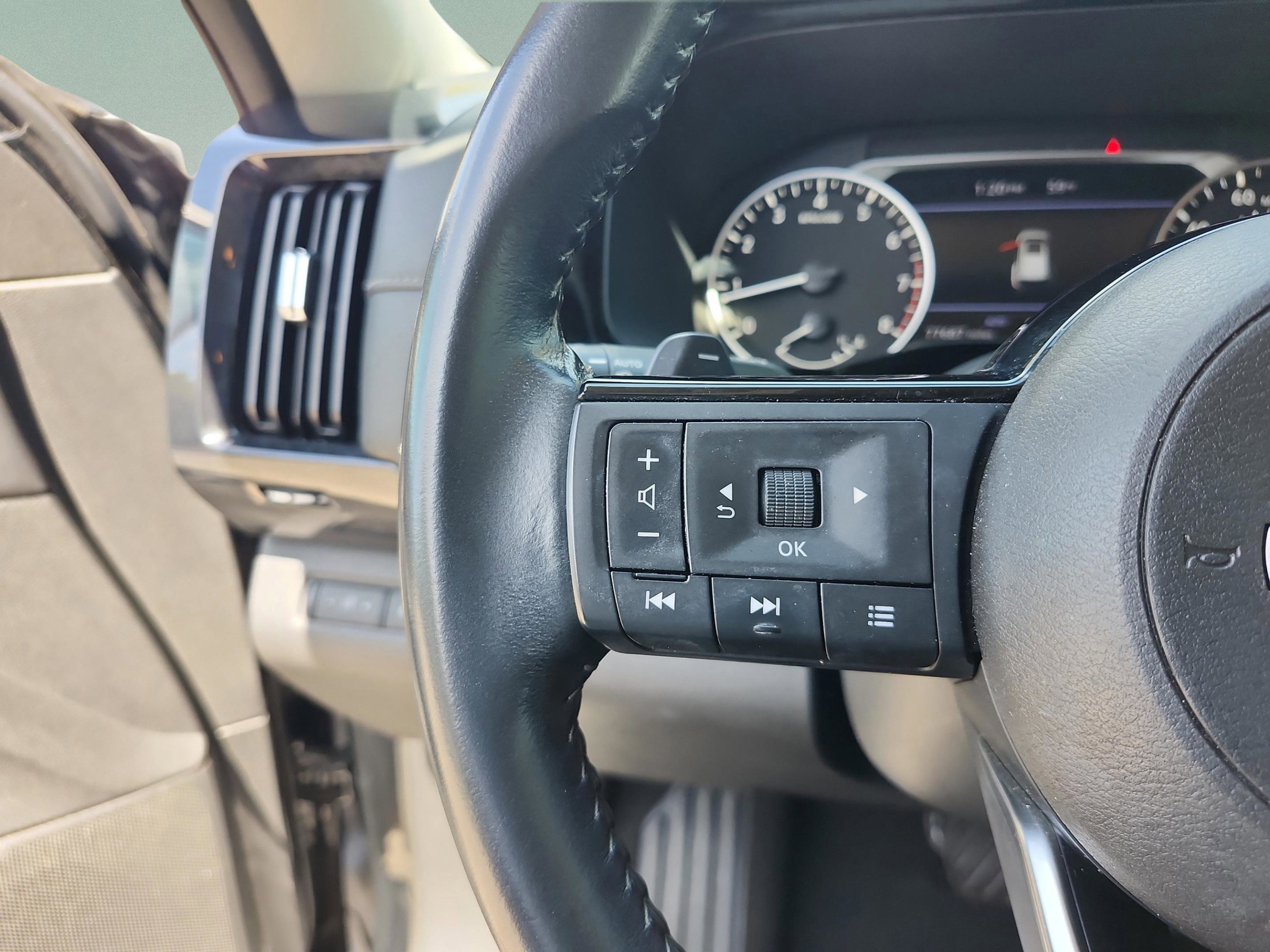 Used 2023 Nissan Pathfinder SV image 14