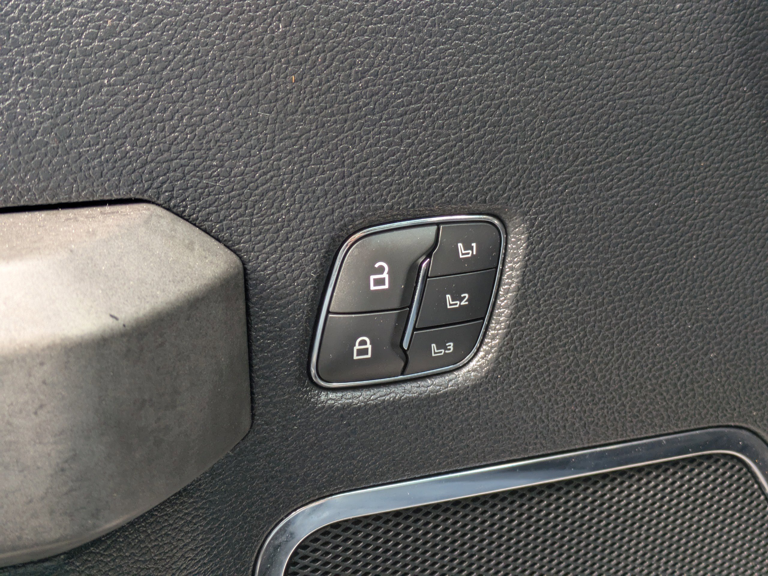 Certified 2021 Ford F250 Platinum w/ FX4 Off-Road Package image 28